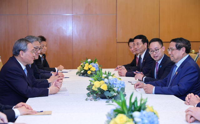 Prime Minister Pham Minh Chinh meets Chinese Premier Li Qiang in Malaysia- Ảnh 1. Prime Minister Pham Minh Chinh meets Chinese Premier Li Qiang in Malaysia- Ảnh 1.