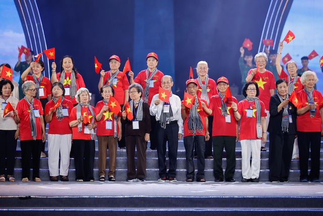 Art performance held to mark 50th anniversary of liberation of Con Dao island- Ảnh 1. Art performance held to mark 50th anniversary of liberation of Con Dao island- Ảnh 1.