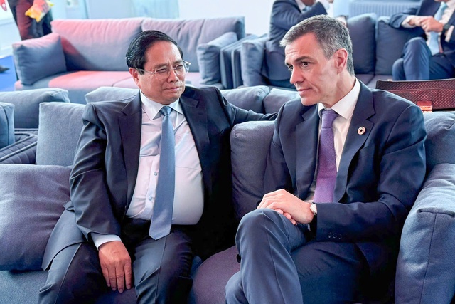 Prime Minister Pham Minh Chinh meets Spanish counterpart in Nice- Ảnh 1. Prime Minister Pham Minh Chinh meets Spanish counterpart in Nice- Ảnh 1.