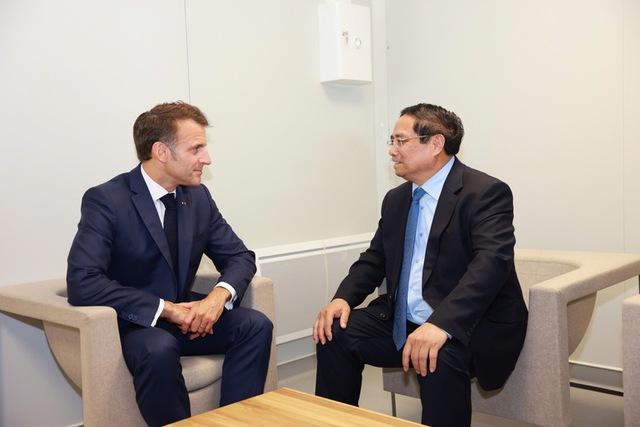 Prime Minister meets French President Emmanuel Macron in Nice - Ảnh 1. Prime Minister meets French President Emmanuel Macron in Nice - Ảnh 1.