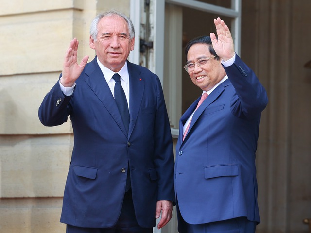 Prime Minister Pham Minh Chinh holds talks with French counterpart Francois Bayrou in Paris- Ảnh 1. Prime Minister Pham Minh Chinh holds talks with French counterpart Francois Bayrou in Paris- Ảnh 1.