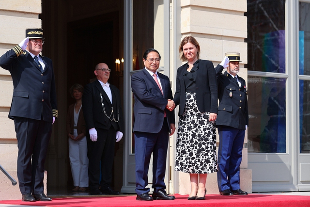 Prime Minister Pham Minh Chinh meets with President of French National Assembly - Ảnh 1. Prime Minister Pham Minh Chinh meets with President of French National Assembly - Ảnh 1.