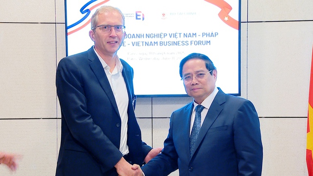 Prime Minister meets leaders of France' business giants in Paris - Ảnh 1. Prime Minister meets leaders of France' business giants in Paris - Ảnh 1.