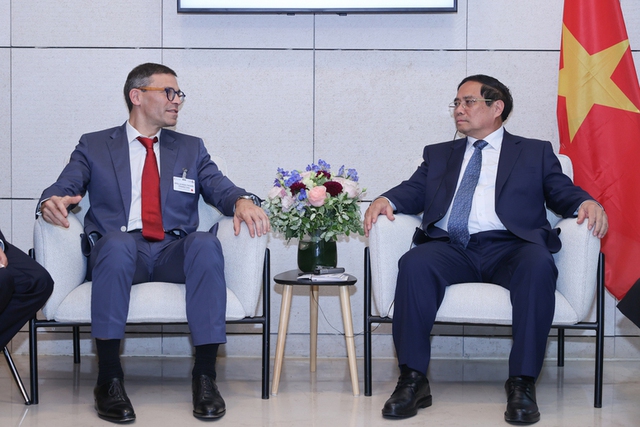 Prime Minister meets leaders of France' business giants in Paris - Ảnh 2. Prime Minister meets leaders of France' business giants in Paris - Ảnh 2.