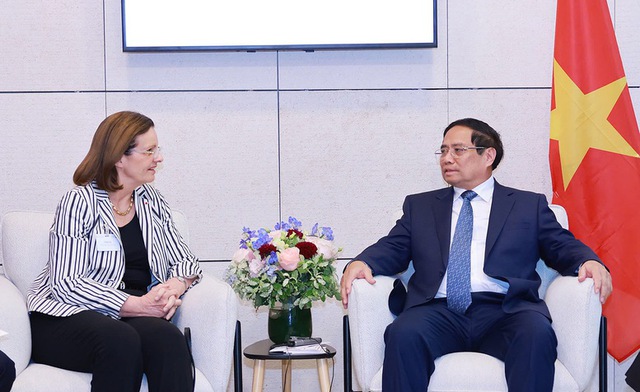 Prime Minister meets leaders of France' business giants in Paris - Ảnh 3. Prime Minister meets leaders of France' business giants in Paris - Ảnh 3.