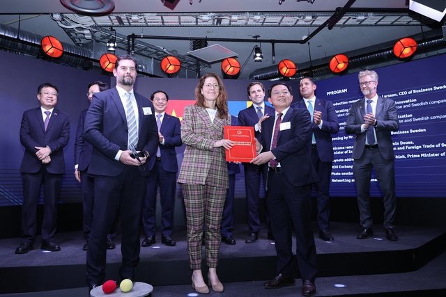 Prime Minister calls for new wave of Swedish investment in Viet Nam - Ảnh 2.