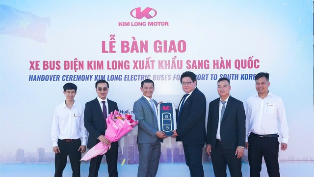 Local carmaker Kim Long hands over first batch of busses to Korean partner- Ảnh 1. Local carmaker Kim Long hands over first batch of busses to Korean partner- Ảnh 1.