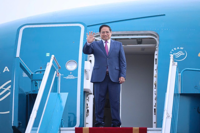 Prime Minister leaves for WEF 16th Annual Meeting of New Champions in Tianjin- Ảnh 1.