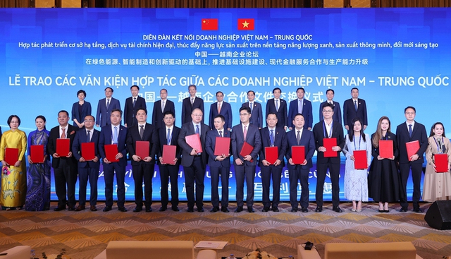 Prime Minister attends Viet Nam–China Business Connectivity Forum in Tianjin- Ảnh 2. Prime Minister attends Viet Nam–China Business Connectivity Forum in Tianjin- Ảnh 2.
