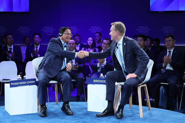 Prime Minister shares Viet Nam's development path at WEF Tianjin Meeting- Ảnh 1. Prime Minister shares Viet Nam's development path at WEF Tianjin Meeting- Ảnh 1.