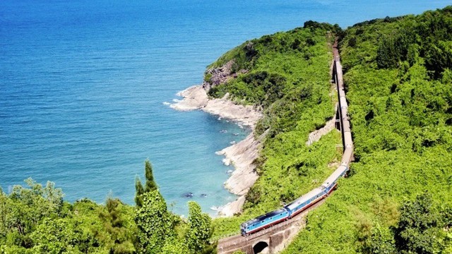 Viet Nam's North-South railway named world's most incredible train journey- Ảnh 1. Viet Nam's North-South railway named world's most incredible train journey- Ảnh 1.