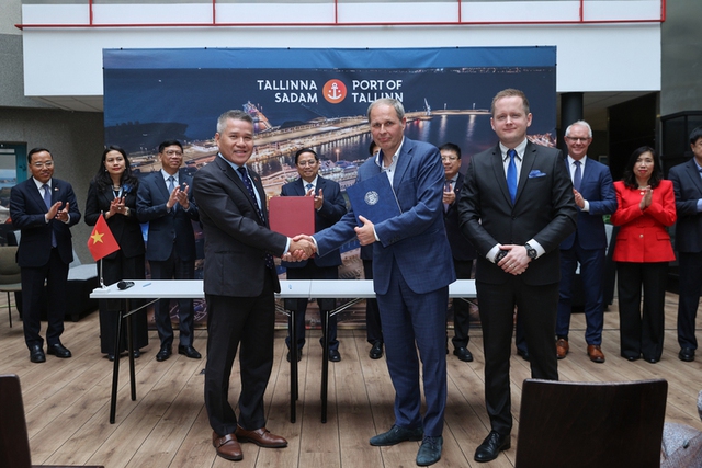 Gov’t chief tours Port of Tallinn and Tallinn Old Town- Ảnh 2. Gov’t chief tours Port of Tallinn and Tallinn Old Town- Ảnh 2.