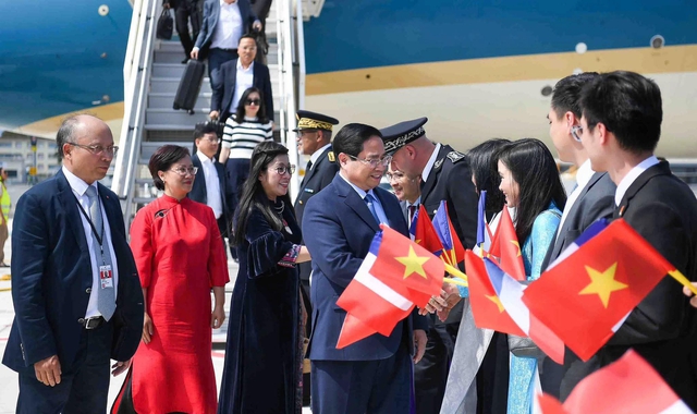 Prime Minister Pham Minh Chinh arrives in Nice for UN Ocean Conference- Ảnh 1.