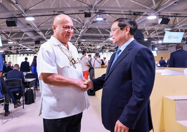 Prime Minister Pham Minh Chinh meets Chinese Vice President Han Zheng in France- Ảnh 2. Prime Minister Pham Minh Chinh meets Chinese Vice President Han Zheng in France- Ảnh 2.