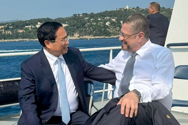 Prime Minister Pham Minh Chinh meets Costa Rican President Rodrigo Chaves in France- Ảnh 1. Prime Minister Pham Minh Chinh meets Costa Rican President Rodrigo Chaves in France- Ảnh 1.