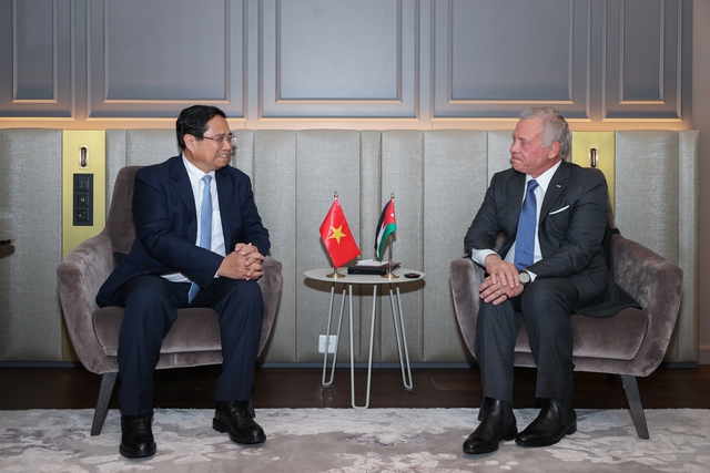 Prime Minister Pham Minh Chinh meets Jordanian King Abdullah II bin Al-Hussein in Nice- Ảnh 1. Prime Minister Pham Minh Chinh meets Jordanian King Abdullah II bin Al-Hussein in Nice- Ảnh 1.