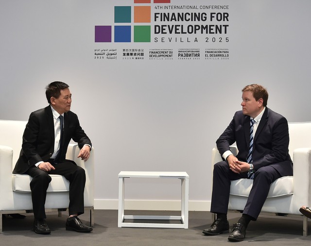 Deputy Prime Minister Ho Duc Phoc meets Spanish Prime Minister Pedro Sanchez- Ảnh 1. Deputy Prime Minister Ho Duc Phoc meets Spanish Prime Minister Pedro Sanchez- Ảnh 1.