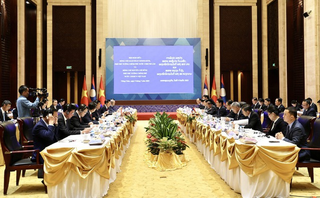 Deputy PM Nguyen Chi Dung meets top Lao leaders in Vientiane- Ảnh 3. Deputy PM Nguyen Chi Dung meets top Lao leaders in Vientiane- Ảnh 3.