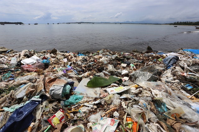 Viet Nam needs US$8-9 bln to address plastic waste in next five years - Ảnh 1. Viet Nam needs US$8-9 bln to address plastic waste in next five years - Ảnh 1.