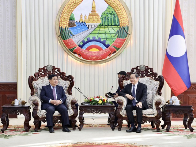 Deputy PM Nguyen Chi Dung meets top Lao leaders in Vientiane- Ảnh 2. Deputy PM Nguyen Chi Dung meets top Lao leaders in Vientiane- Ảnh 2.