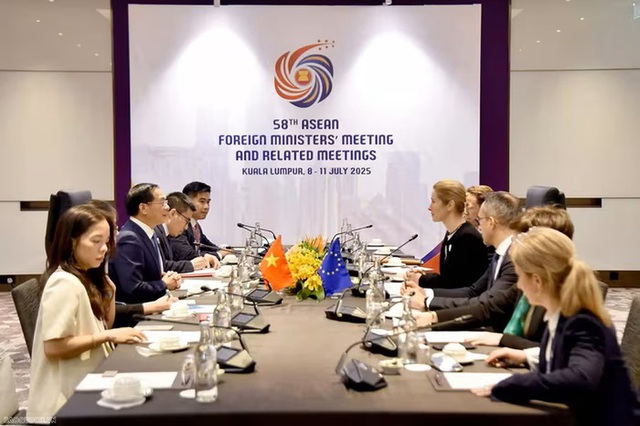Deputy PM, FM Bui Thanh Son meets British Foreign Secretary David Lamy on AMM-58 sidelines- Ảnh 2.