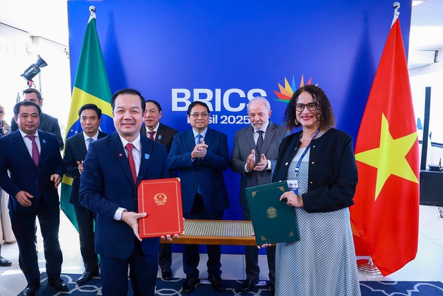 Prime Minister holds talks with Brazilian President ahead of BRICS Summit- Ảnh 3. Prime Minister holds talks with Brazilian President ahead of BRICS Summit- Ảnh 3.