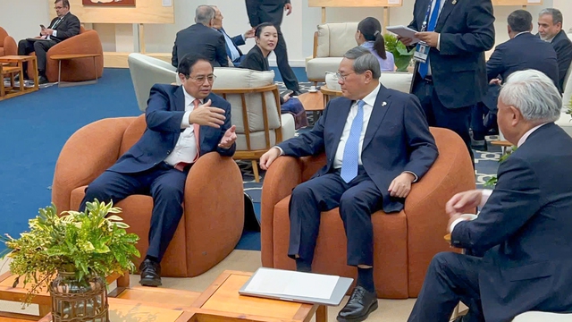 Prime Minister Pham Minh Chinh meets Chinese Premier Li Qiang in Brazil- Ảnh 1. Prime Minister Pham Minh Chinh meets Chinese Premier Li Qiang in Brazil- Ảnh 1.
