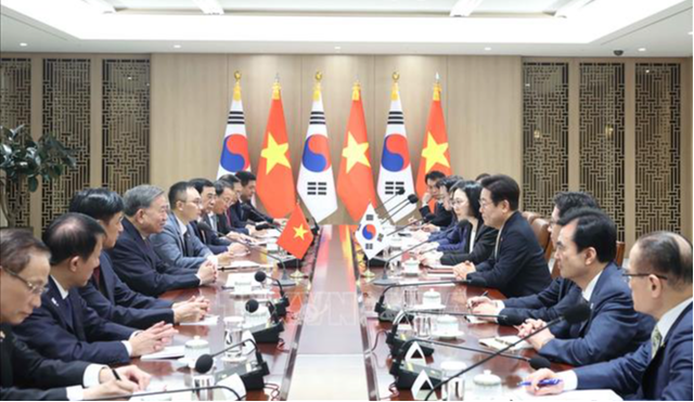 General Secretary To Lam holds summit meeting with South Korean President Lee Jae Myung- Ảnh 1.