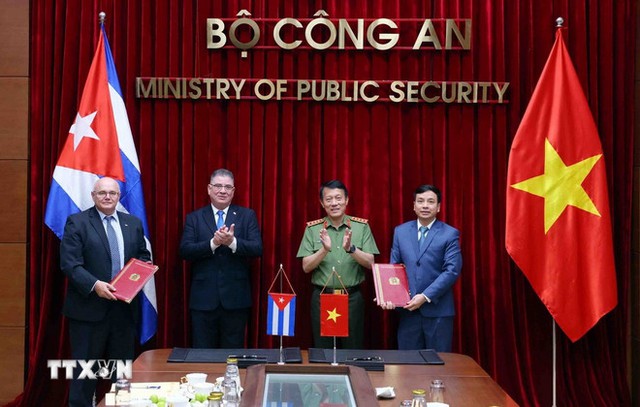 Viet Nam, Cuba sign cooperation agreement in cyber security- Ảnh 1.