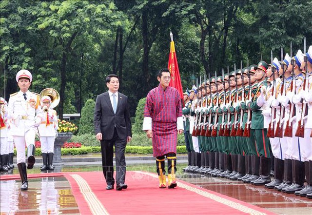 State President Luong Cuong hosts official welcome ceremony for Bhutanese King- Ảnh 1.