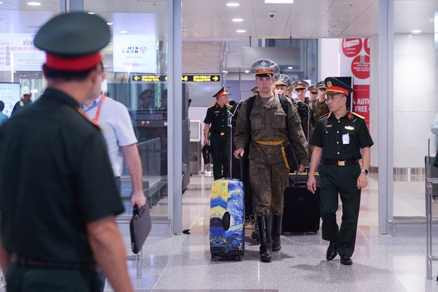 Russian soldiers arrive in Ha Noi for National Day parade- Ảnh 1.