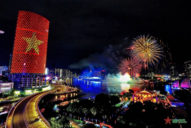 HCMC to host fireworks at four sites for National Day- Ảnh 1. HCMC to host fireworks at four sites for National Day- Ảnh 1.