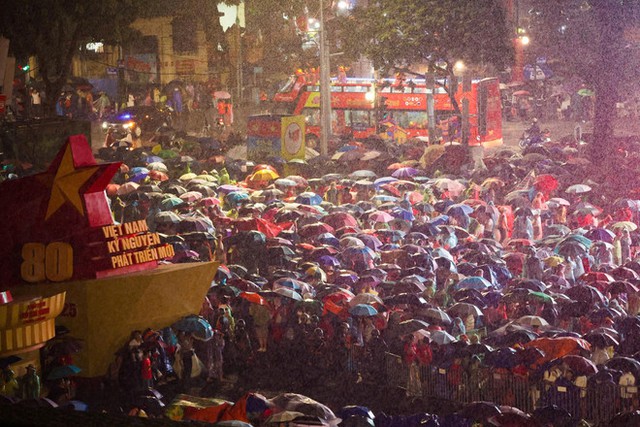 Ha Noi pavements packed with visitors hours ahead of final military parade rehearsal- Ảnh 1.