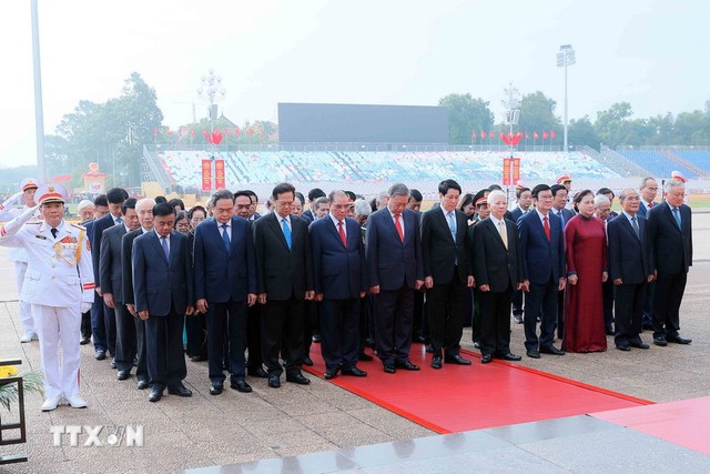 Party, State leaders pay tribute to President Ho Chi Minh
on the 80th National Day- Ảnh 2. Party, State leaders pay tribute to President Ho Chi Minh
on the 80th National Day- Ảnh 2.