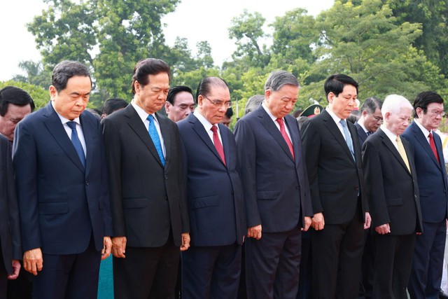 Party, State leaders pay tribute to President Ho Chi Minh
on the 80th National Day- Ảnh 3. Party, State leaders pay tribute to President Ho Chi Minh
on the 80th National Day- Ảnh 3.