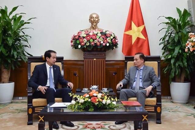 Acting Foreign Minister receives Chinese Ambassador to Viet Nam- Ảnh 1.