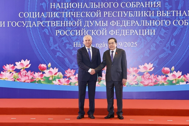 Top Vietnamese legislator holds talks with Russian State Duma Chairman in Ha Noi- Ảnh 1.