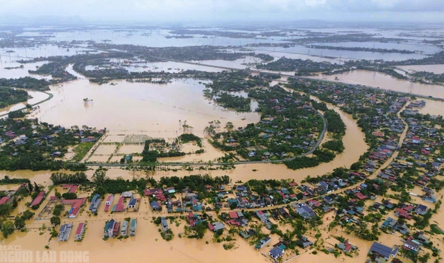 Over 4,000 houses submerged in floodwater in Thanh Hoa province- Ảnh 1.