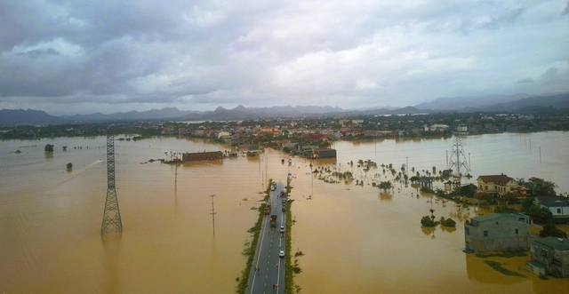 Over 4,000 houses submerged in floodwater in Thanh Hoa province- Ảnh 2.
