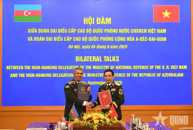 Minister Phan Van Giang holds talks with Azerbaijani counterpart- Ảnh 1.