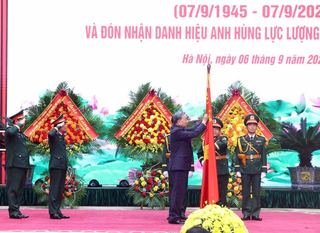 General Secretary presents 'Hero of the People’s Armed Forces' title to VPA’s General Staff- Ảnh 1. General Secretary presents 'Hero of the People’s Armed Forces' title to VPA’s General Staff- Ảnh 1.