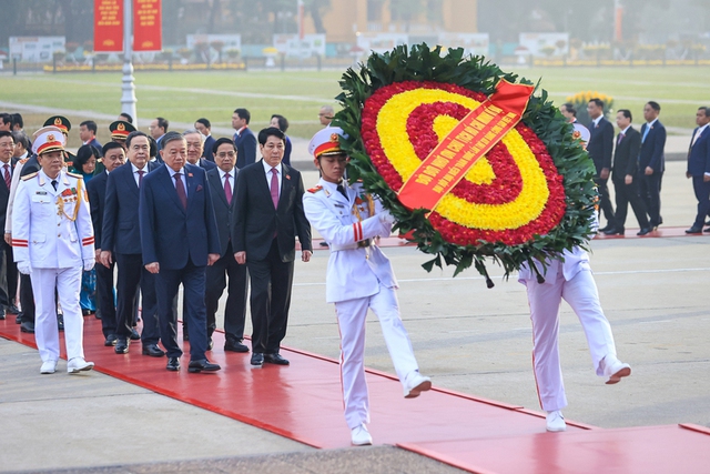 Leaders pay tribute to President Ho Chi Minh ahead of 14th National Party Congress- Ảnh 1.