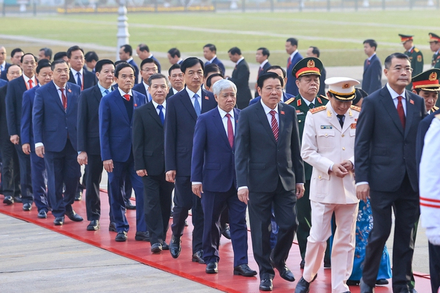 Leaders pay tribute to President Ho Chi Minh ahead of 14th National Party Congress- Ảnh 3.