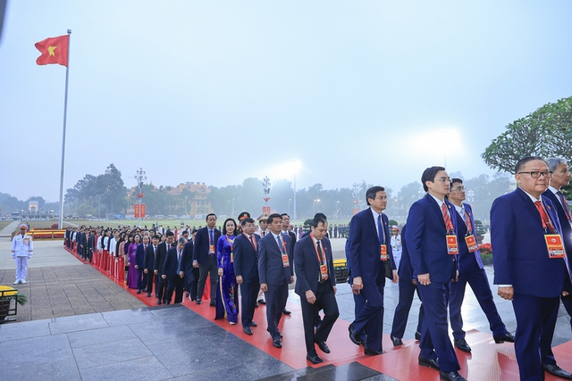 Leaders pay tribute to President Ho Chi Minh ahead of 14th National Party Congress- Ảnh 4.