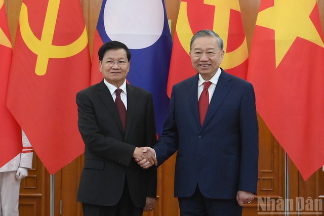General Secretary To Lam holds talks with top Lao leader- Ảnh 2.