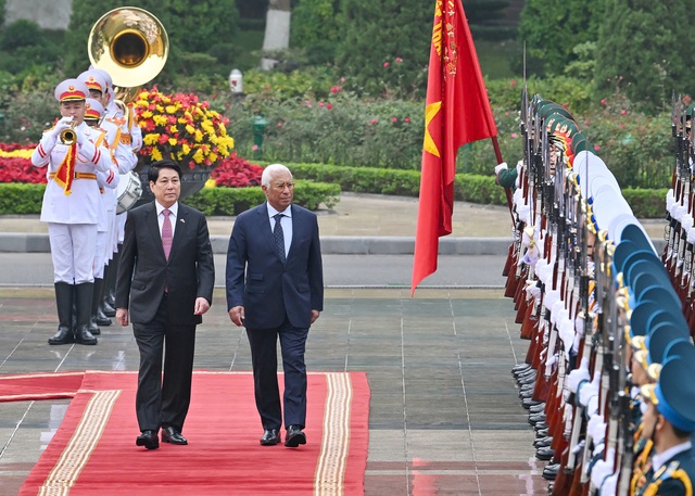 State President Luong Cuong hosts official welcome ceremony for EC President António Costa- Ảnh 1.