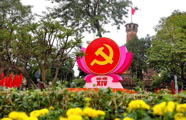 Ha Noi adorned with flags and flowers ahead of 14th National Party Congress- Ảnh 2. Ha Noi adorned with flags and flowers ahead of 14th National Party Congress- Ảnh 2.