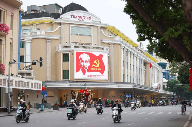 Ha Noi adorned with flags and flowers ahead of 14th National Party Congress- Ảnh 6. Ha Noi adorned with flags and flowers ahead of 14th National Party Congress- Ảnh 6.