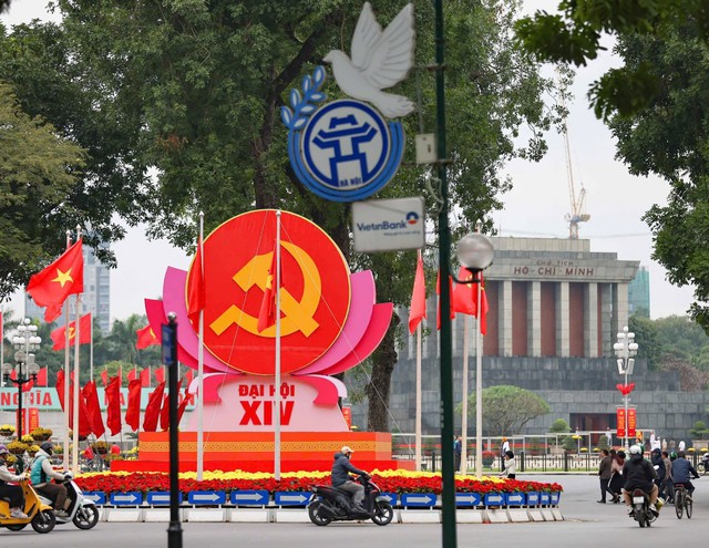 Ha Noi adorned with flags and flowers ahead of 14th National Party Congress- Ảnh 3. Ha Noi adorned with flags and flowers ahead of 14th National Party Congress- Ảnh 3.