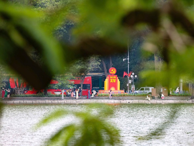 Ha Noi adorned with flags and flowers ahead of 14th National Party Congress- Ảnh 5. Ha Noi adorned with flags and flowers ahead of 14th National Party Congress- Ảnh 5.